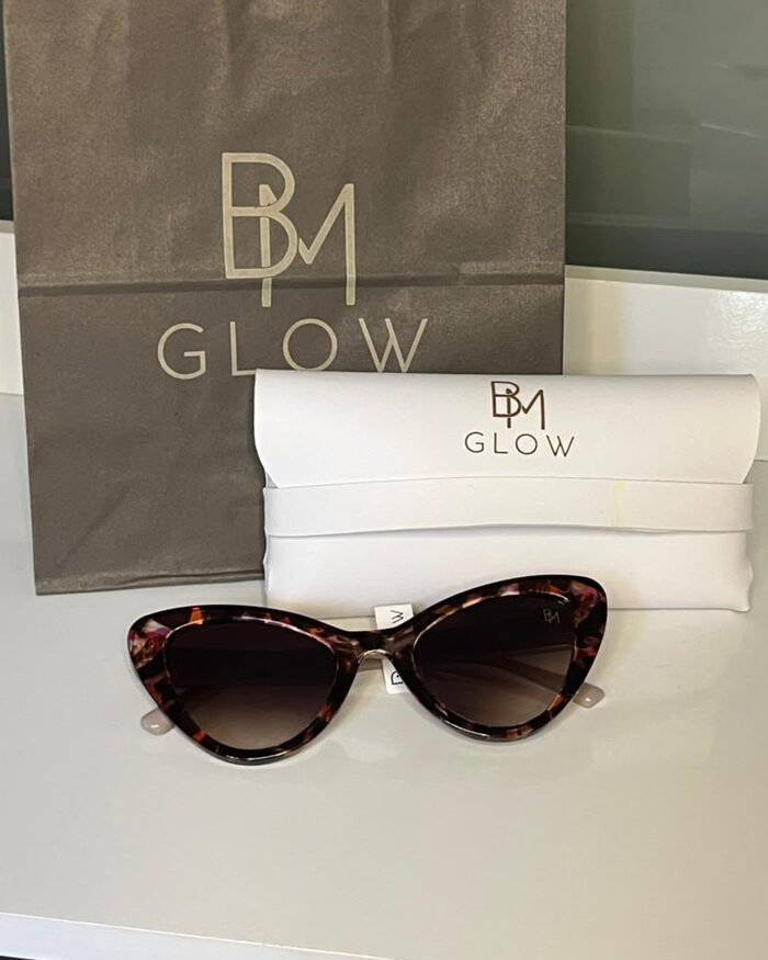 Sacola BM GLOW, estojo branco e óculos gatinho tartaruga