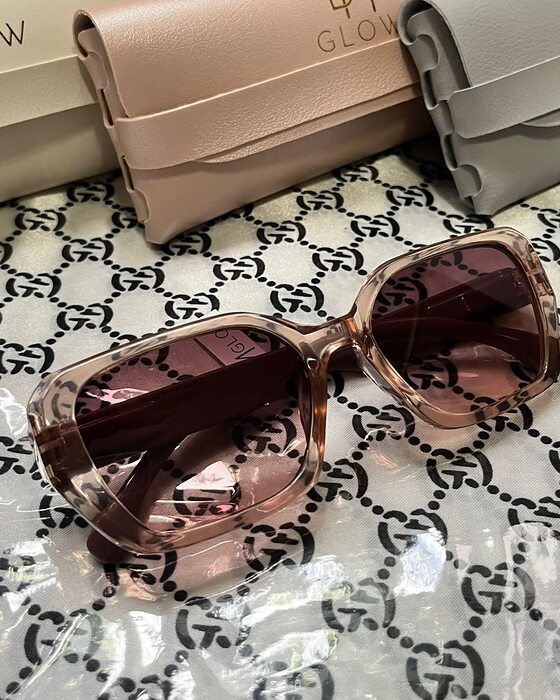 Óculos quadrado oversized com armação rosé translúcida