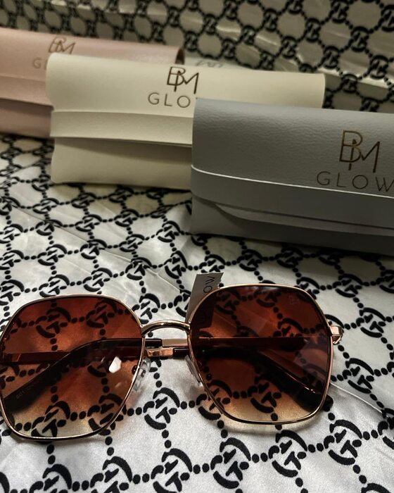 Óculos hexagonal com armação rosé e lente marrom degradê